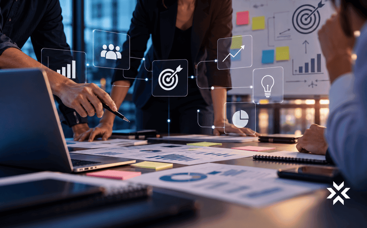 Gestores de empresa de serviços revisando o Planejamento Estratégico de Marketing em reunião